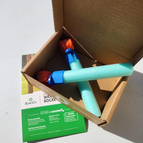 KiwiCo. Wrap Rockets Physics Engineering Launcher STEM Toy Science - Assembled - Picture 6 of 8